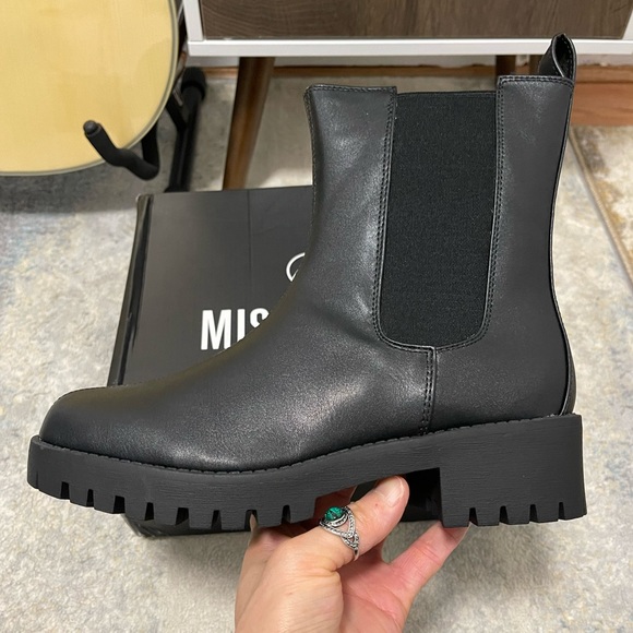 NIB Women’s Size 9 Cleated Sole Essential Chelsea Mid Ankle Boots Triple Black - Picture 5 of 14